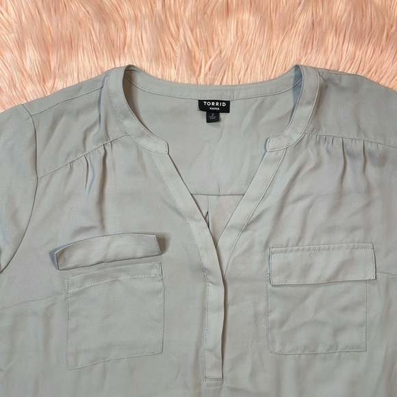 Torrid Harper Light Gray Roll Tab 3/4‎ Sleeve Plus Size 2 - Picture 2 of 8